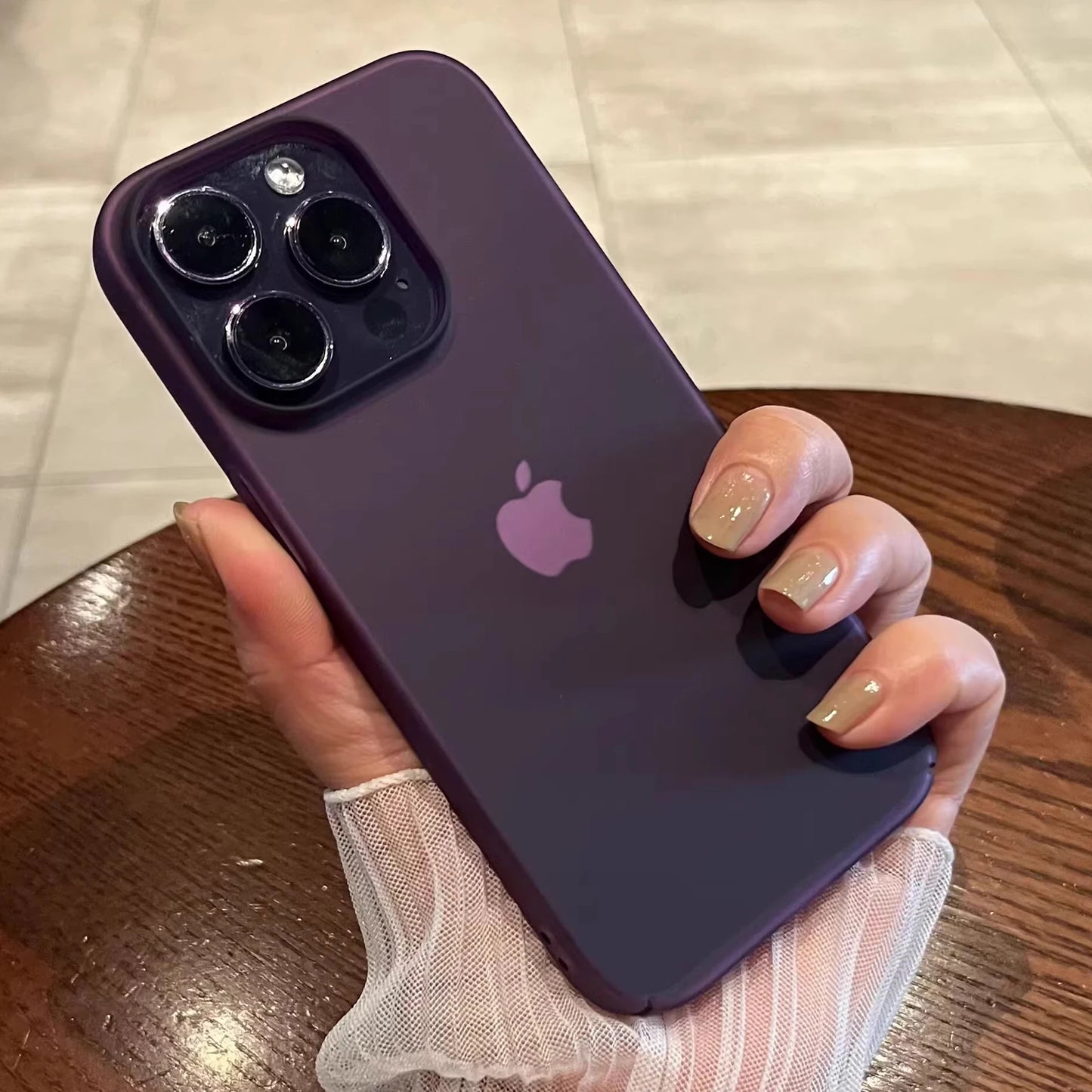 Coque ultra-fine mate iPhone détail découpes caméra