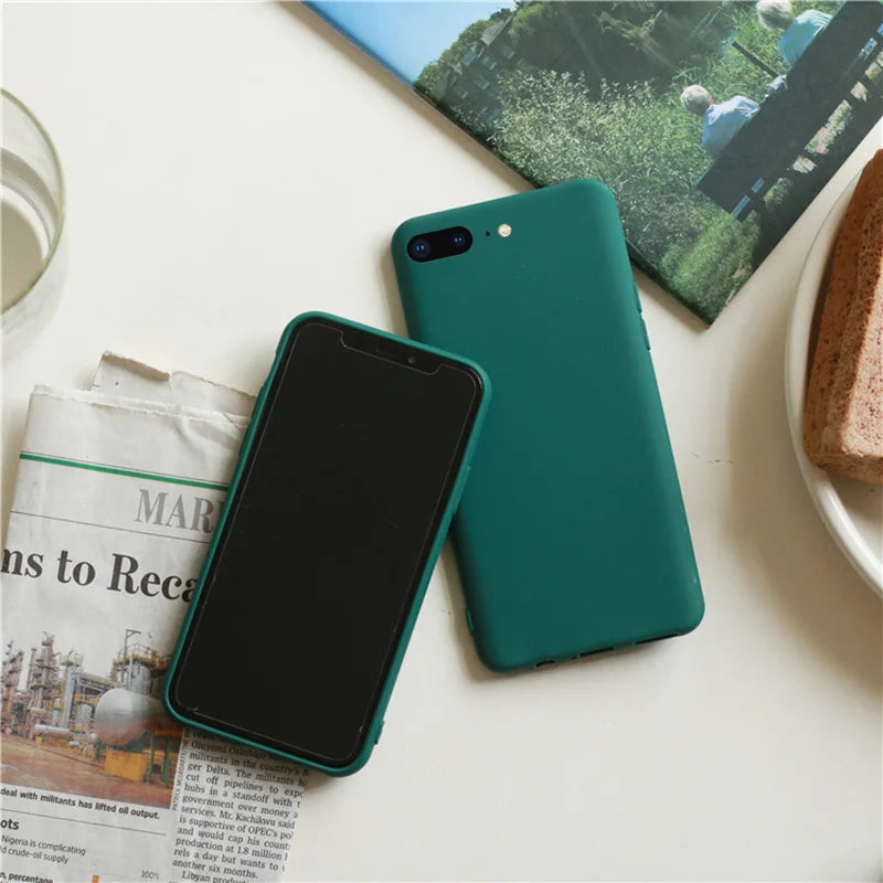 Coque mate couleur unie iPhone fond blanc
