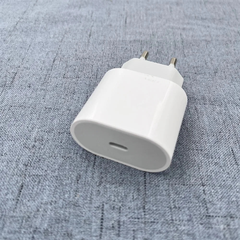 Chargeur USB-C 20W BURGAS, vue de trois quarts, prise EU pliable
